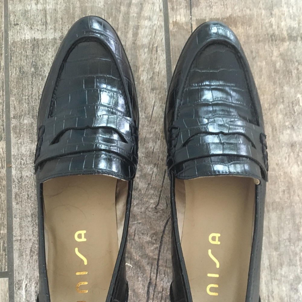 Almost new Unisa crocodile pattern patent leather style loafers, size 9.5.